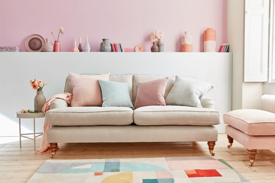 Диван в пастельных тонах