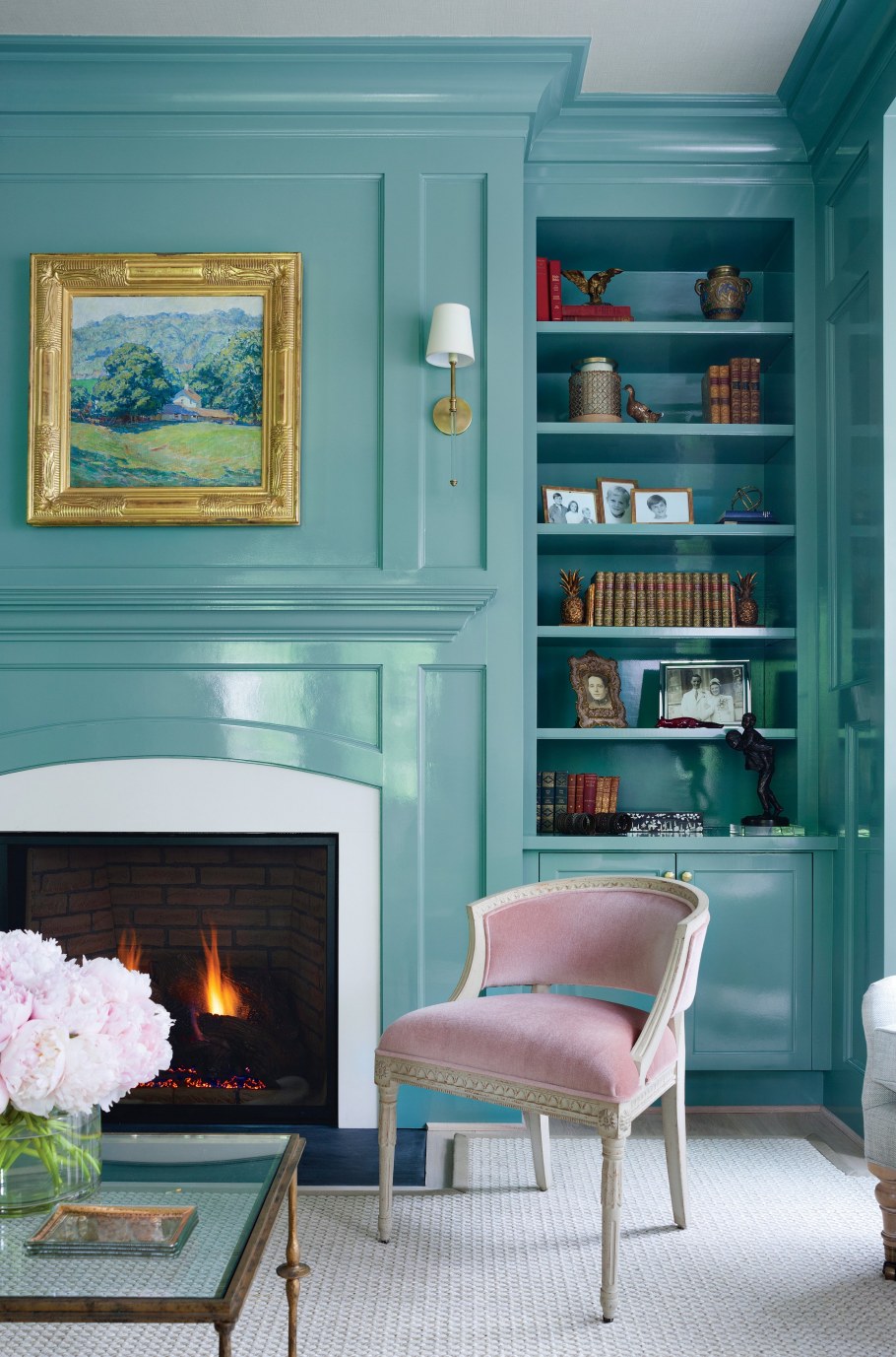 Камин в бирюзовой гостиной