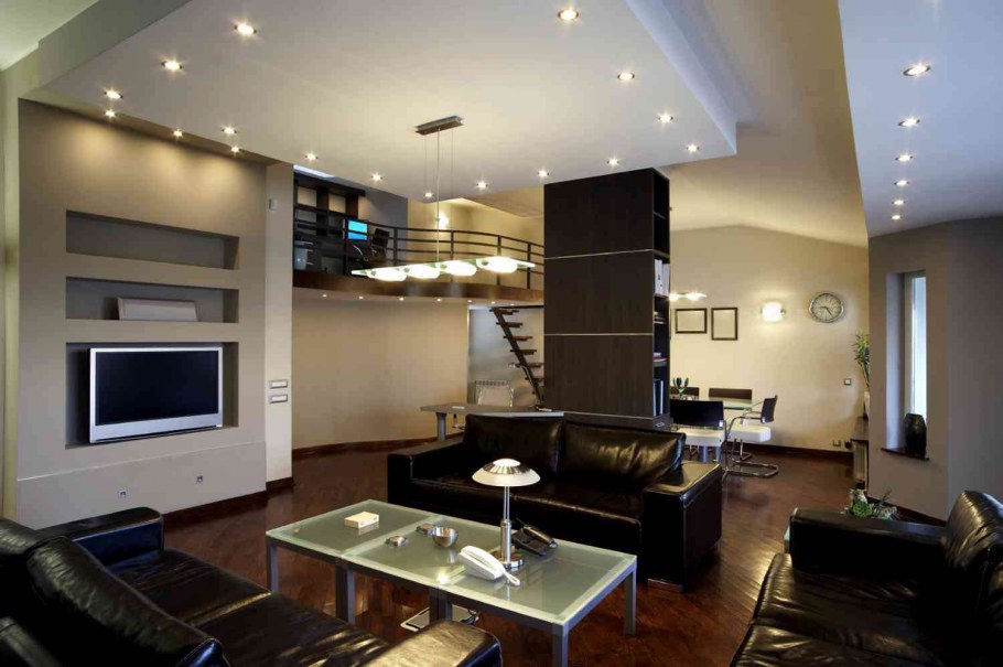 Потолок в гостиной с камином