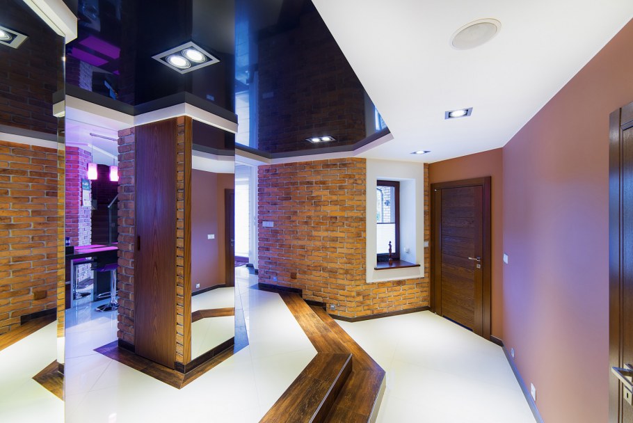 Красивый потолок в кухне гостиной