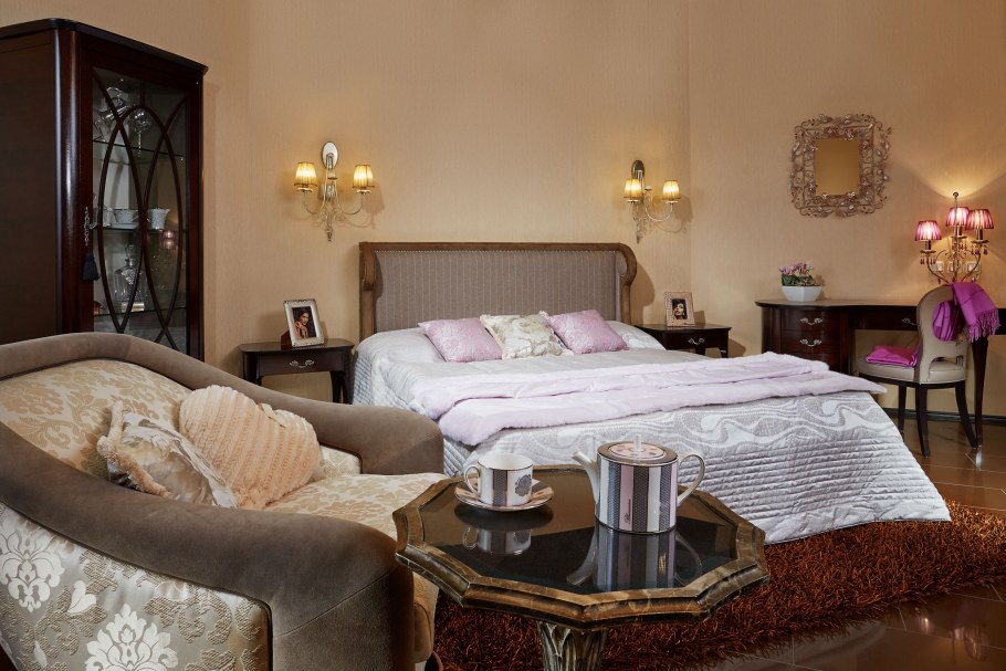 Спальня в стиле Прованс с кованной кроватью сине сливочные тона