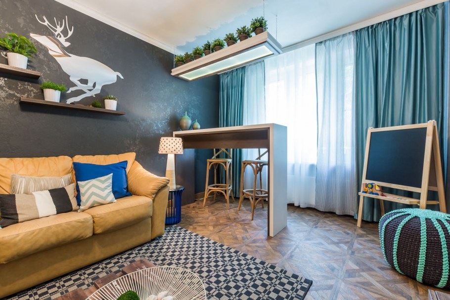 Бирюзовые шторы в интерьере гостиной