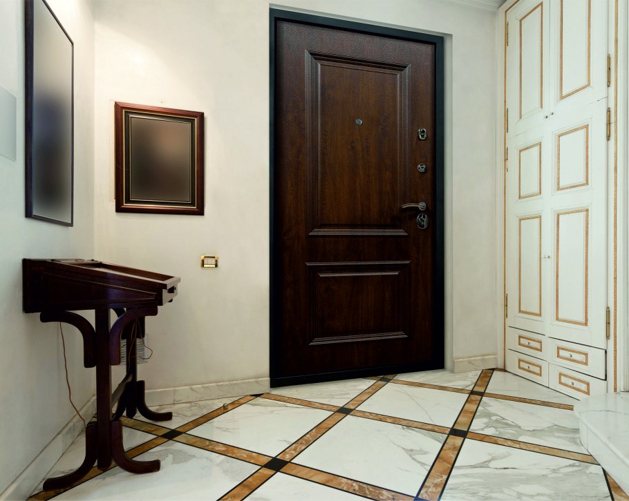 Входные двери в интерьере