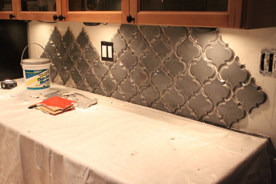 Белая кухня с фартуком каретная стяжка