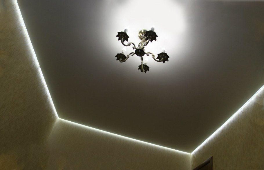 Серый парящий потолок