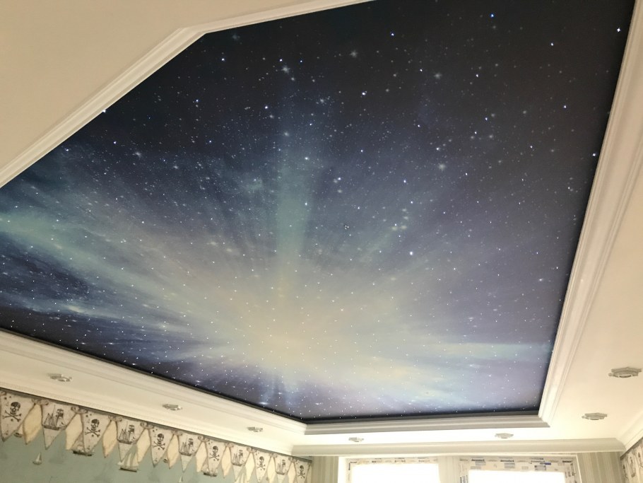Натяжной потолок сатиновый звездное небо