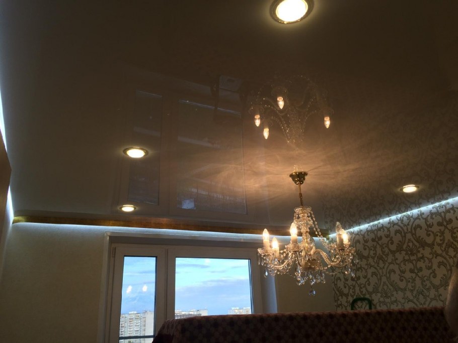 Глянцевый потолок с лампочками