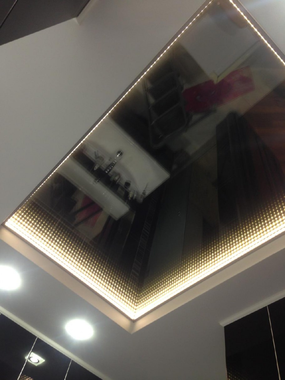 Зеркальный потолок с эффектом бесконечности
