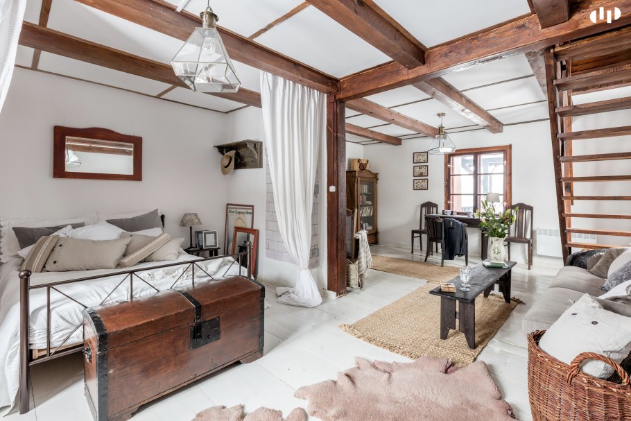 Мансардная спальня в колониальном стиле