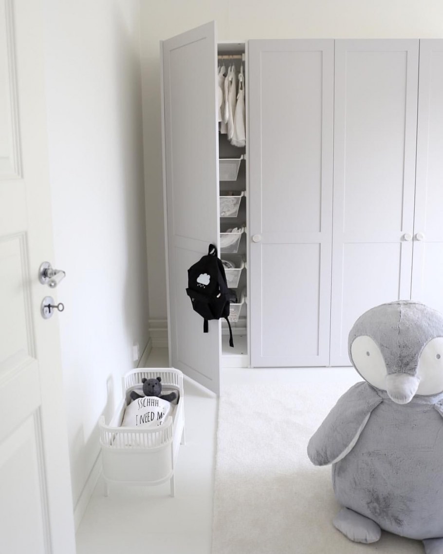 Шкаф икеа ПАКС В гостиной