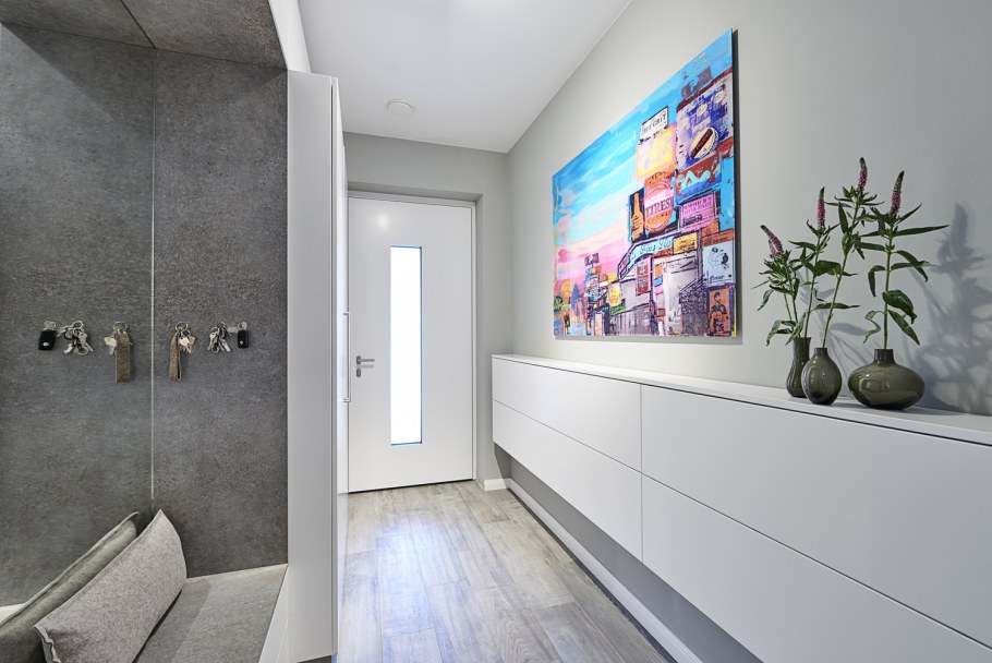 Прихожая в светлосеоых тонах