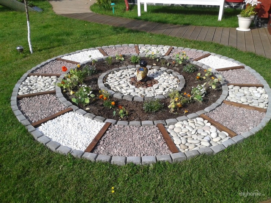 Круглая клумба из камней