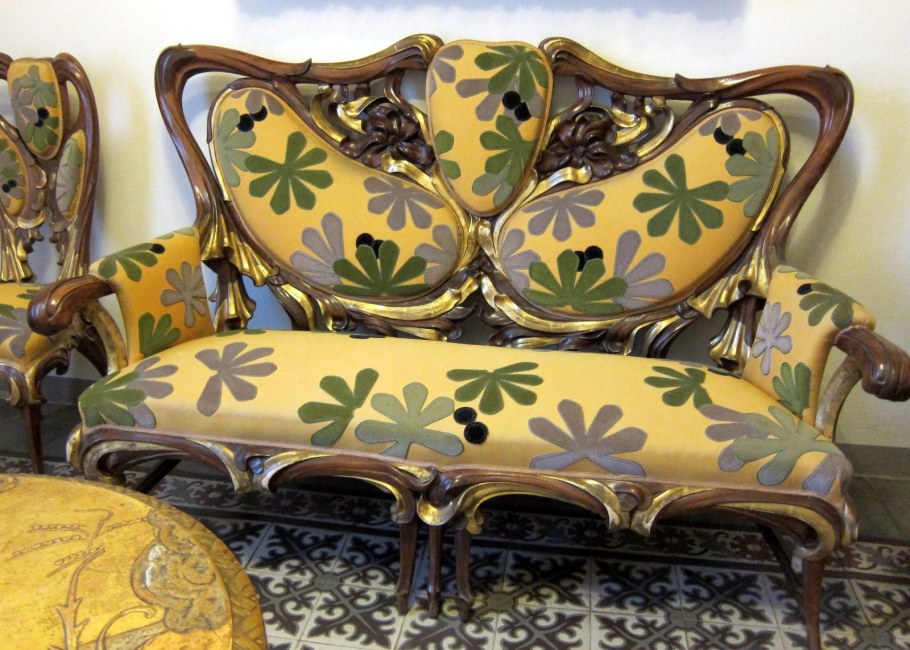 Антонио Гауди мебель