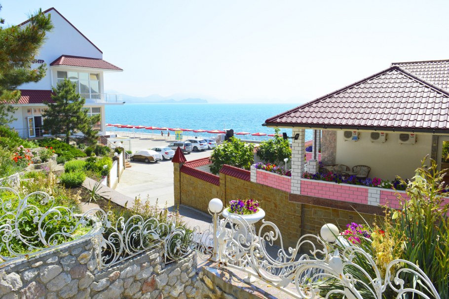 Рыбачье жилье на берегу