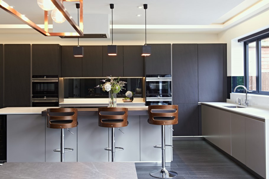 Блек ред Вайт кухни