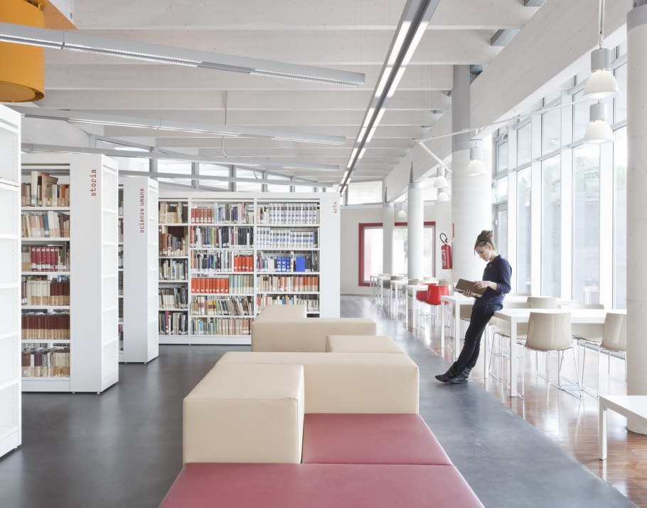 Интерьер современной библиотеки