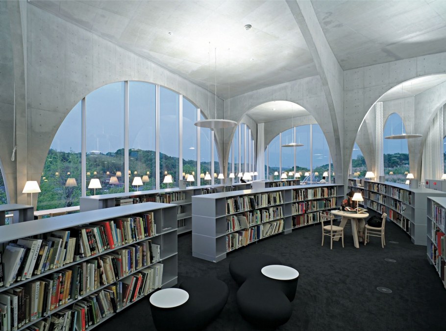 Библиотека Tama Art University.