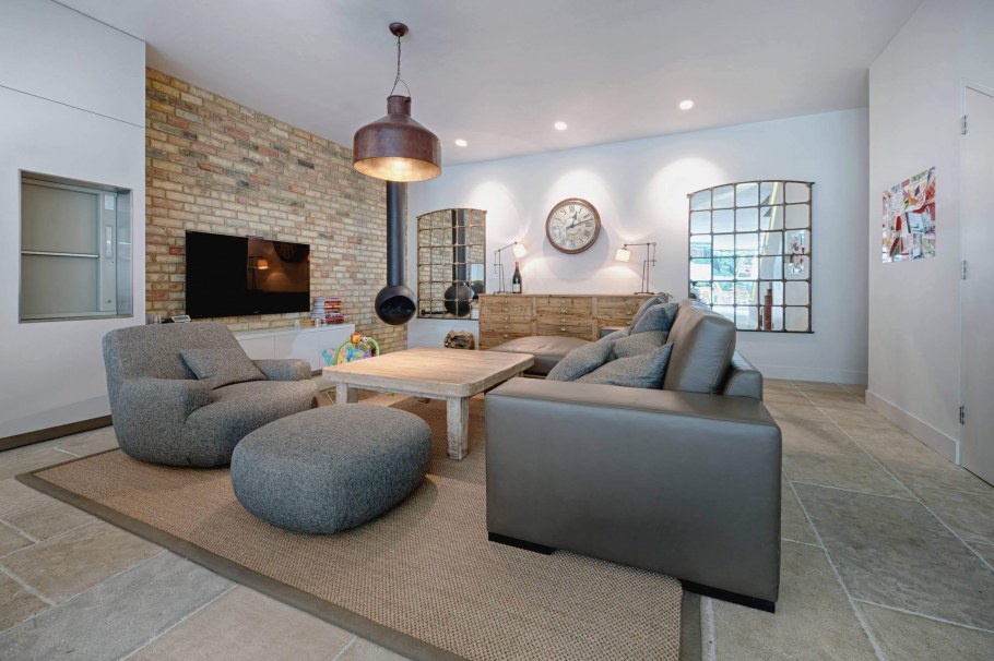 Зеркала в интерьере гостиной лофт