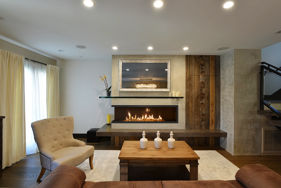 Гостиная с камином и телевизором