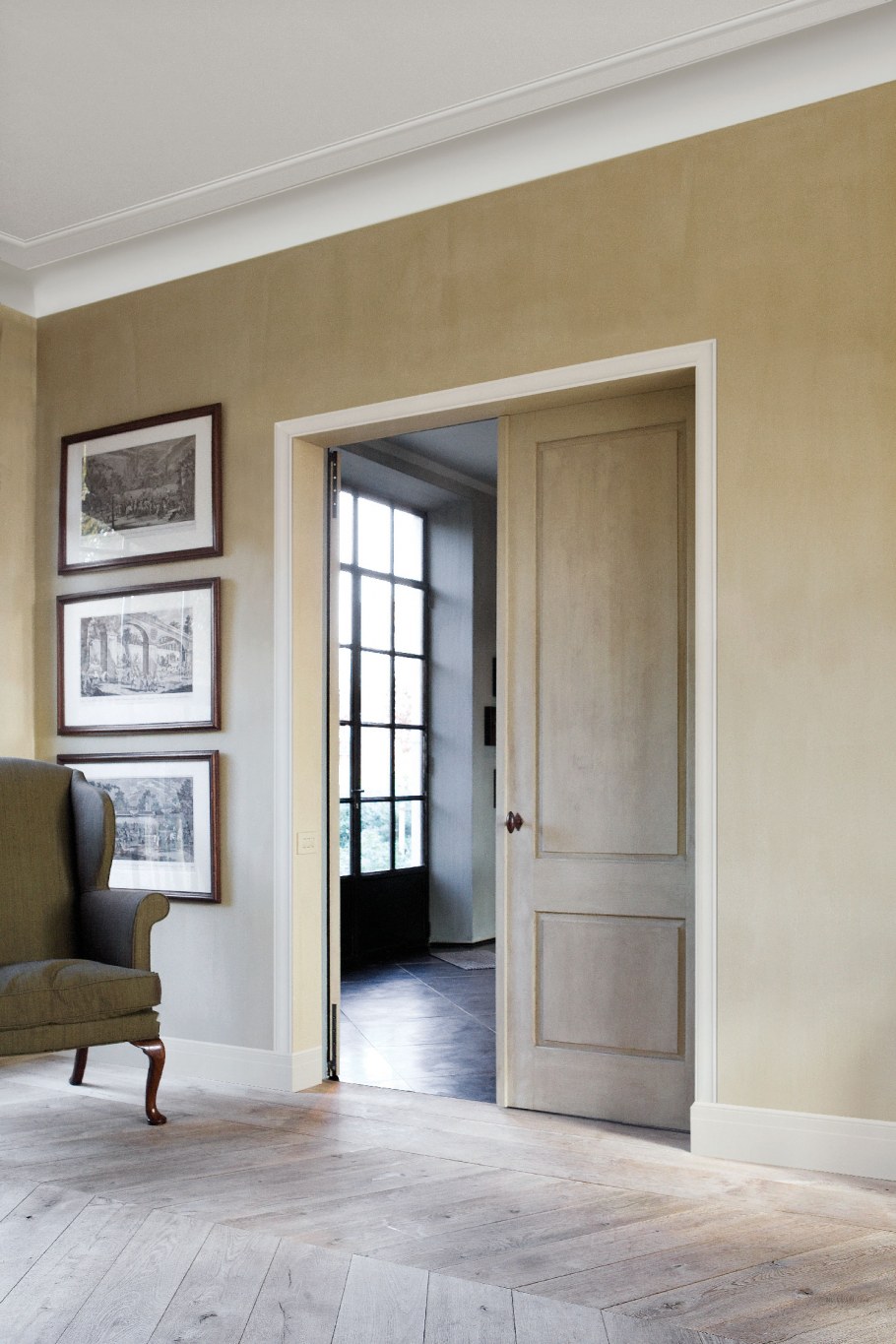 Замаскированная дверь в спальню