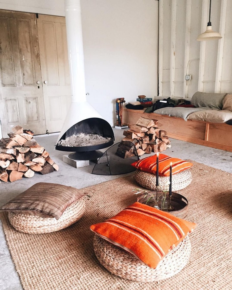 Зона отдыха на полу с подушками