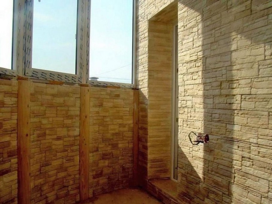 Отделка лоджии камнем