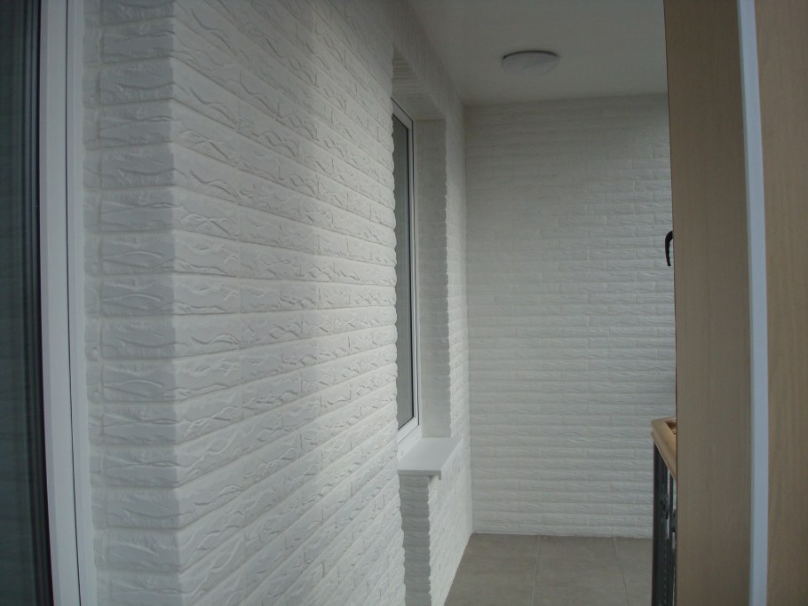 Отделка стен искусственным камнем на лоджии