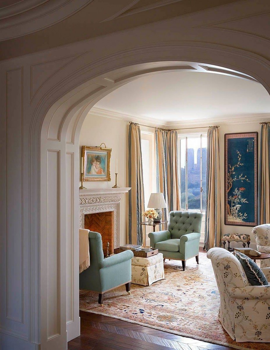 Интерьер гостинной с аркой