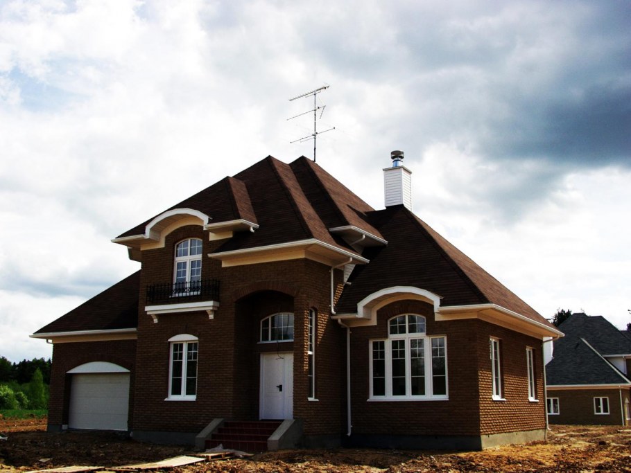 Дом бежевый с коричневым