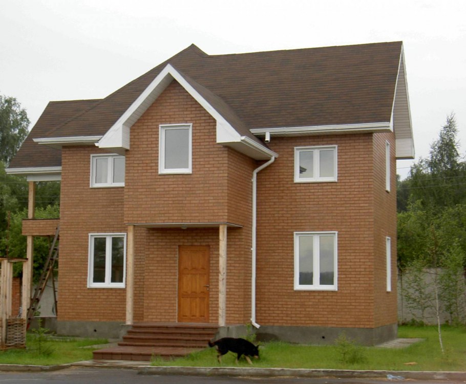 Дом бежевый с коричневым