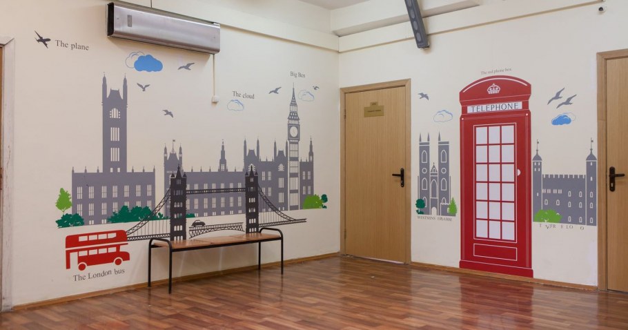 Коридор в цвете капучино