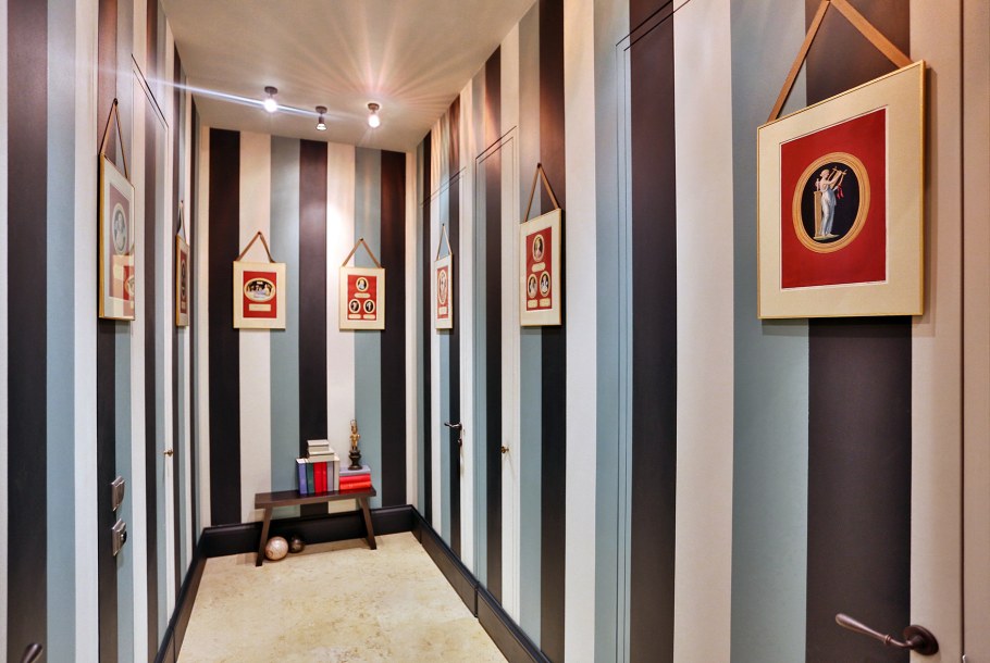 Пол в узком коридоре