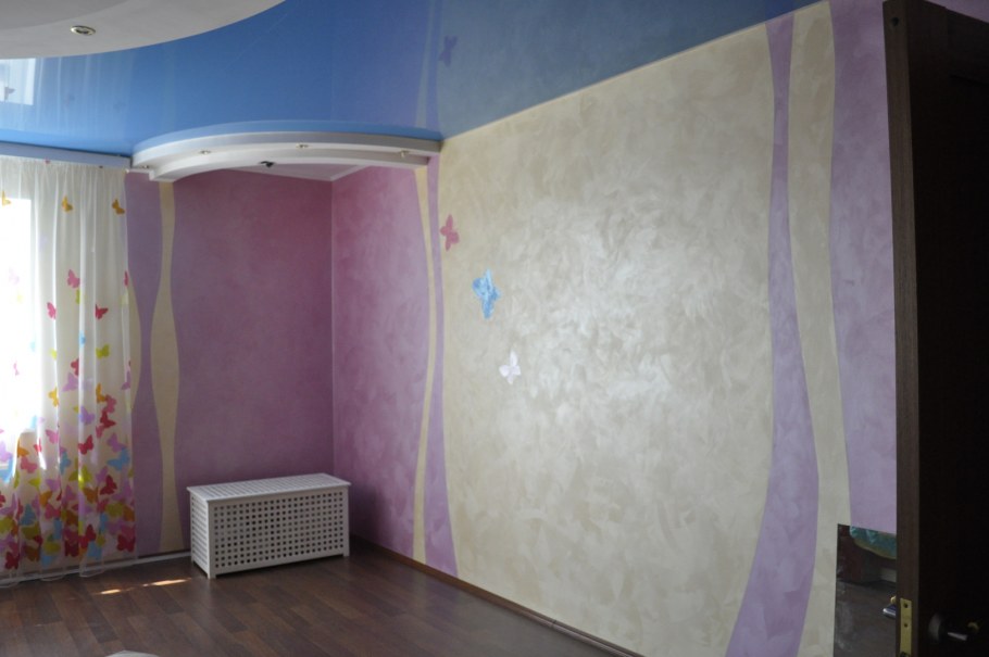 Поклейка обоев двух видов в детской