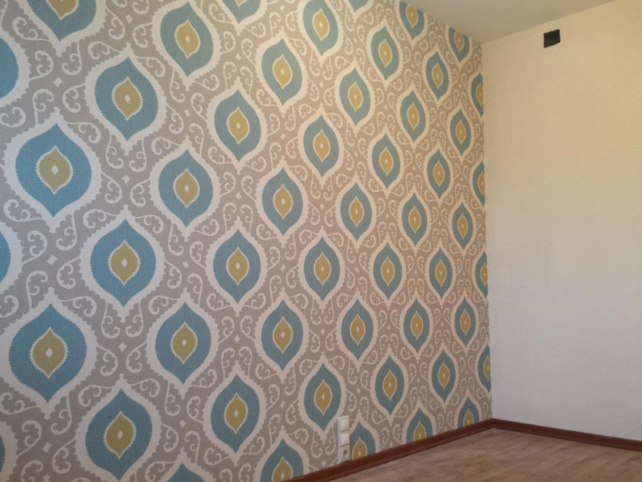 Дизайн наклеить обои в комнате комбинировать