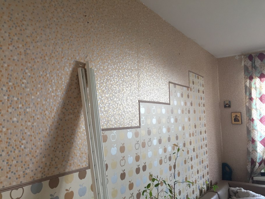 Варианты оклейки стен обоями на кухне