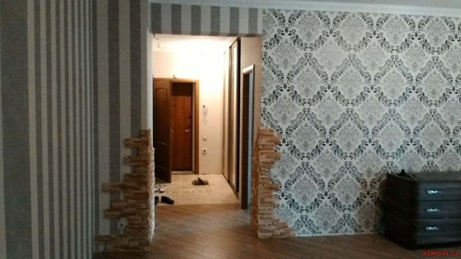 Варианты поклейка обоев в комнате