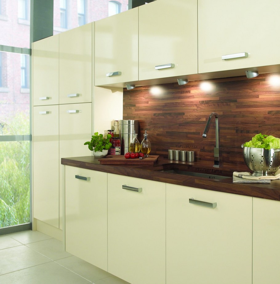 Кремовая кухня с древесной столешницей