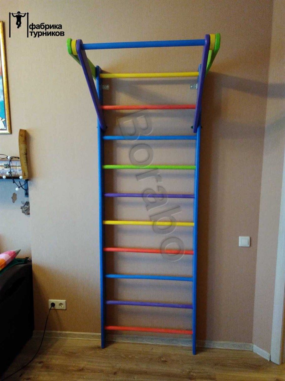 Спортивный детский уголок разноцветный