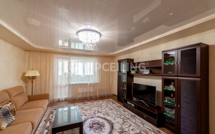 Глянцевый потолок бежевый и классические обои