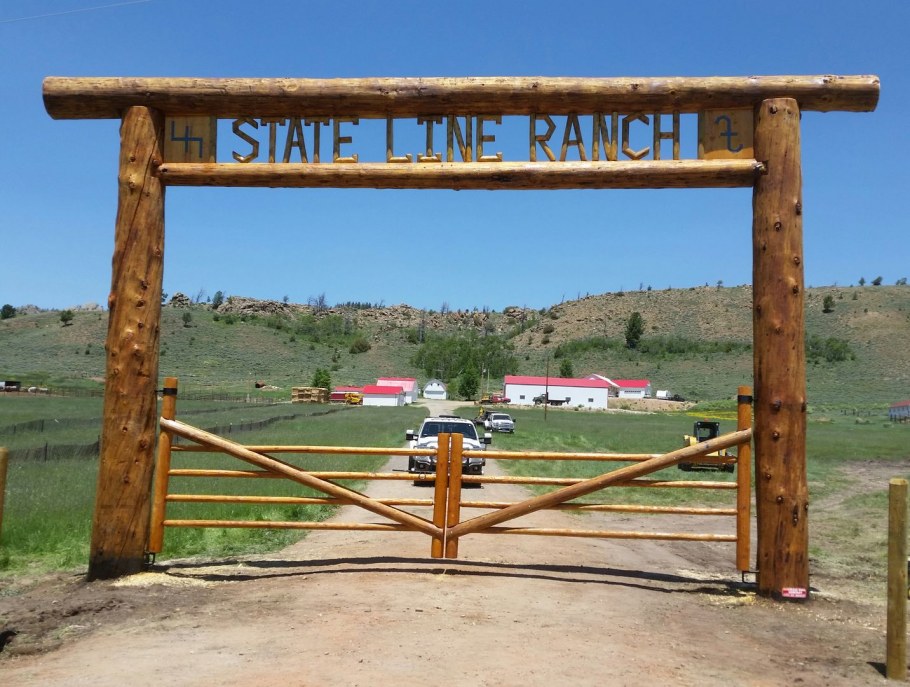 Ворота к забору ранчо