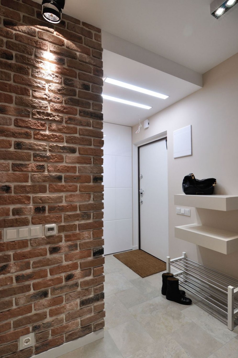 Кирпичная стена в интерьере прихожей