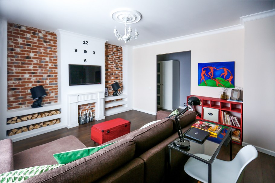 Гостиная в скандинавском стиле с кирпичной стеной
