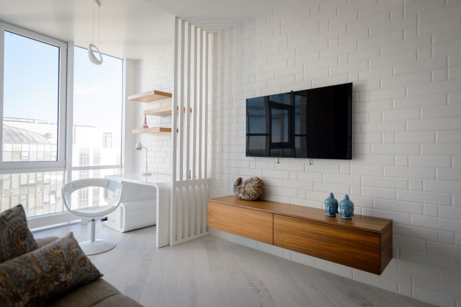 Белый кирпич и дерево в интерьере гостиной