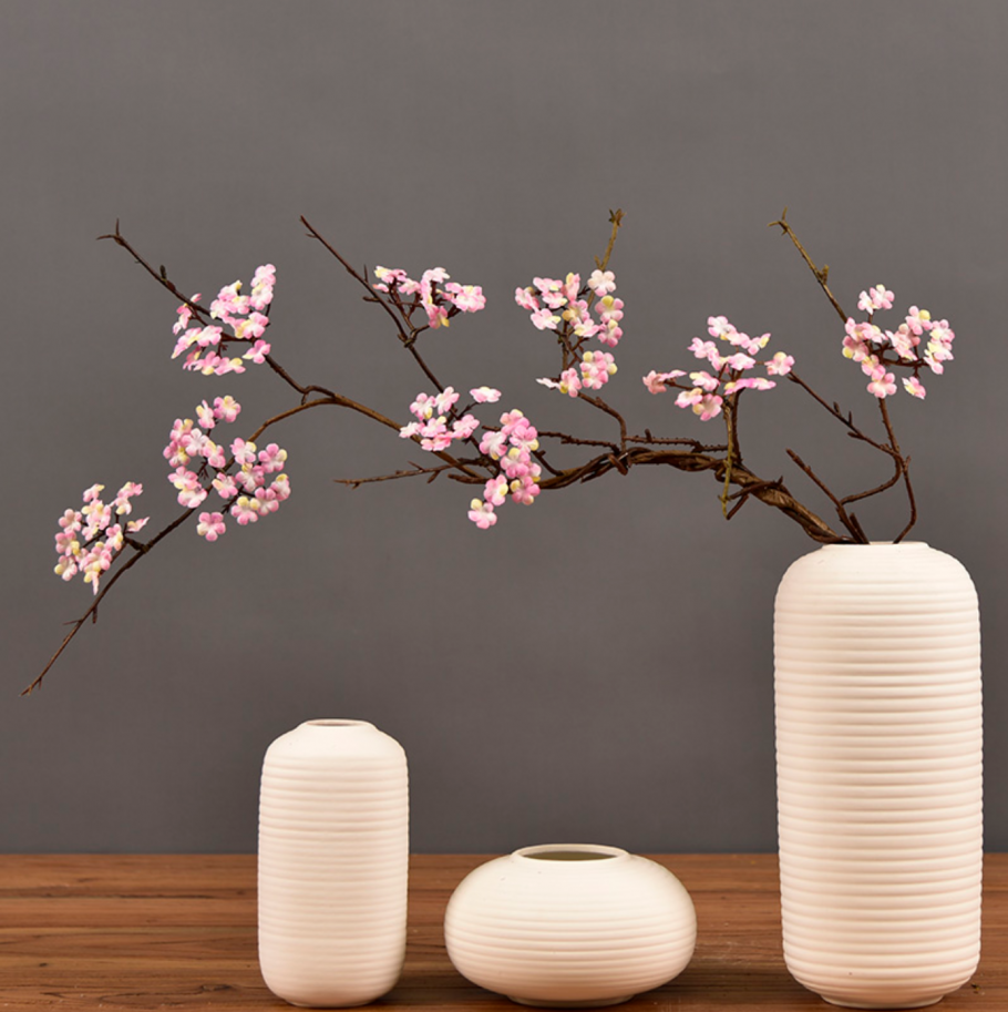 Ваза с веткой Сакуры