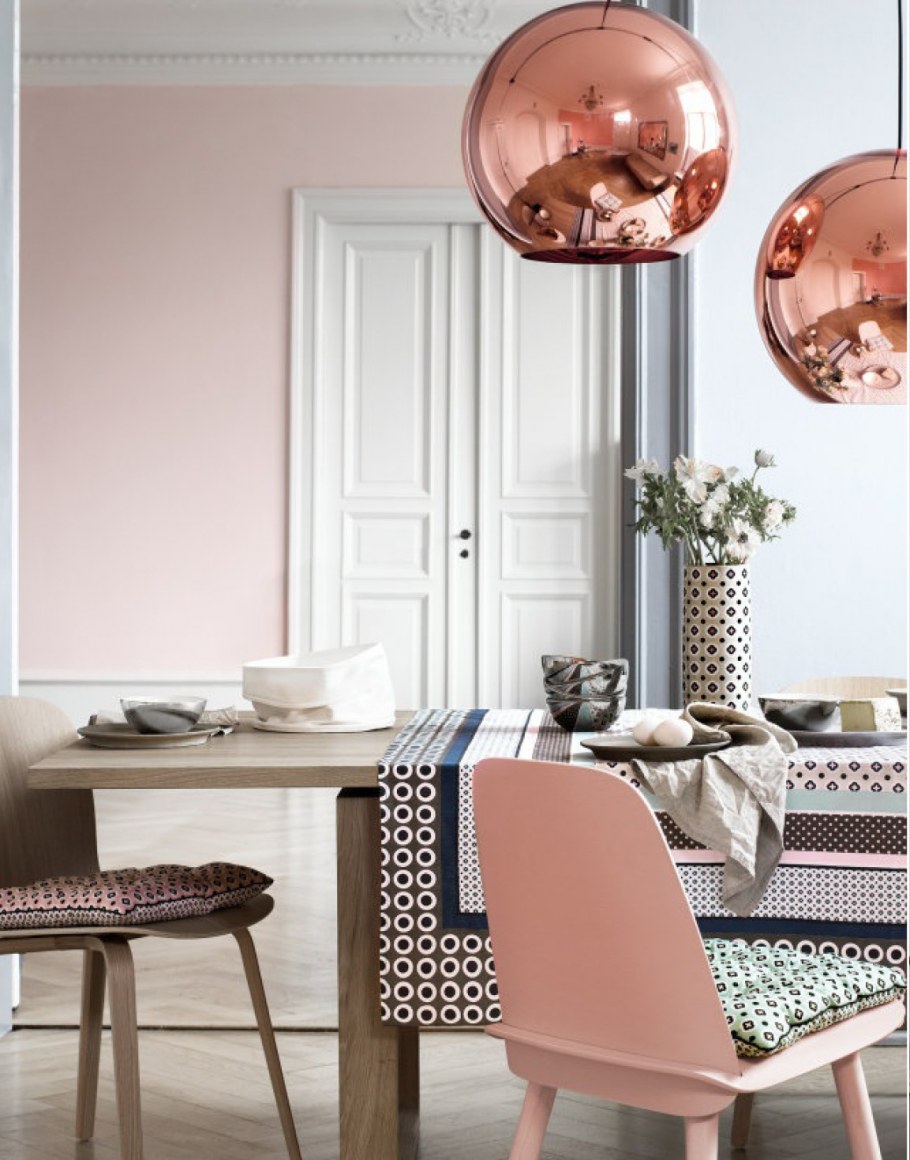 Интерьер со стульями пастельных тонов