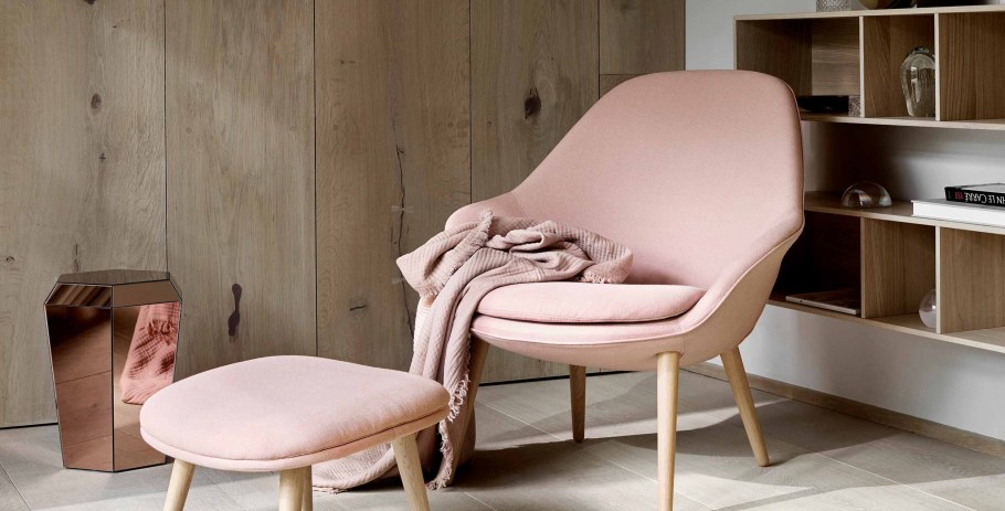 Пыльно розовое кресло