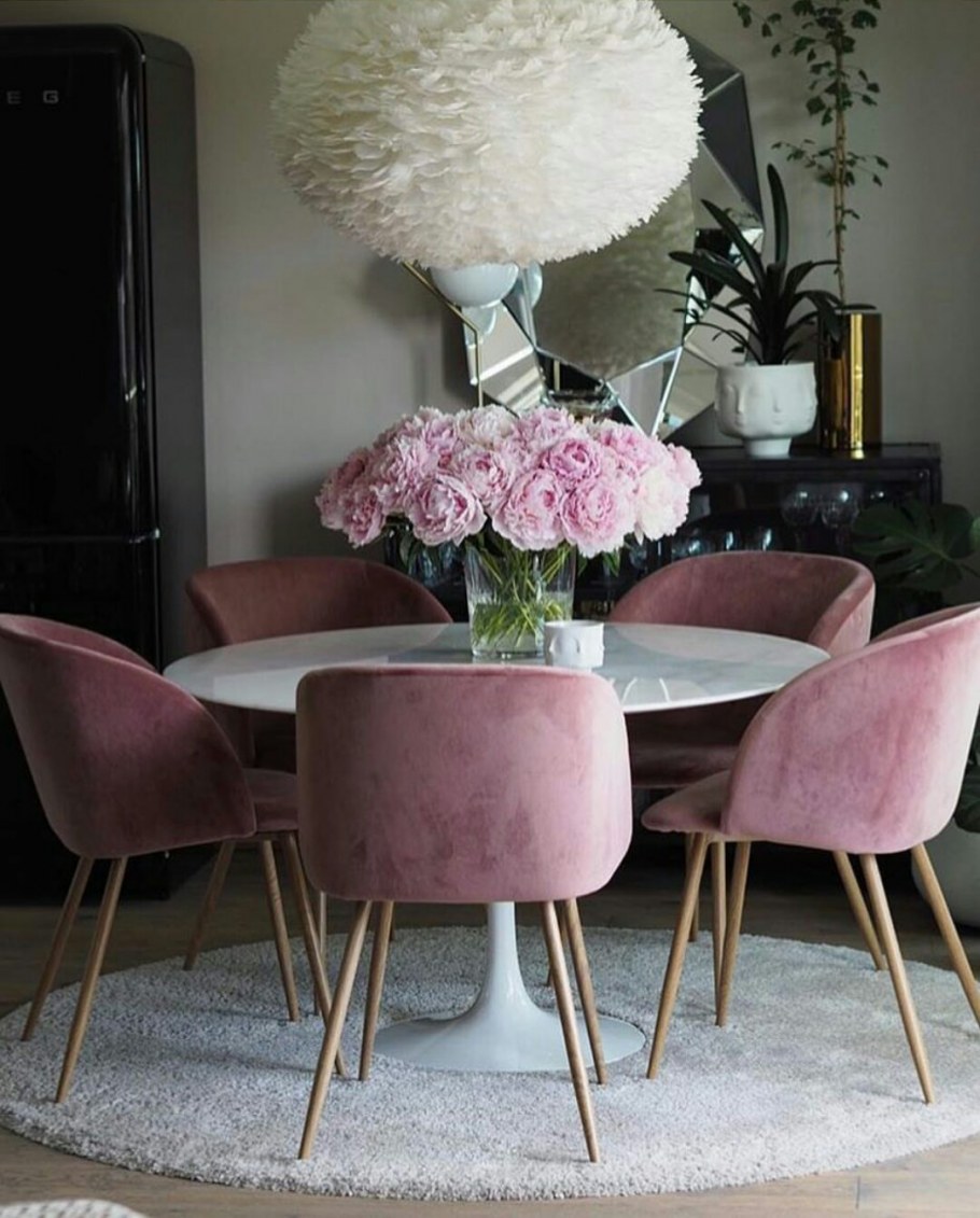 Пыльно розовые стулья в интерьере