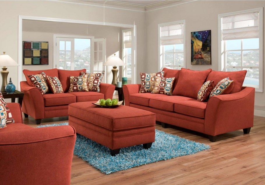 Красный диван с подушками