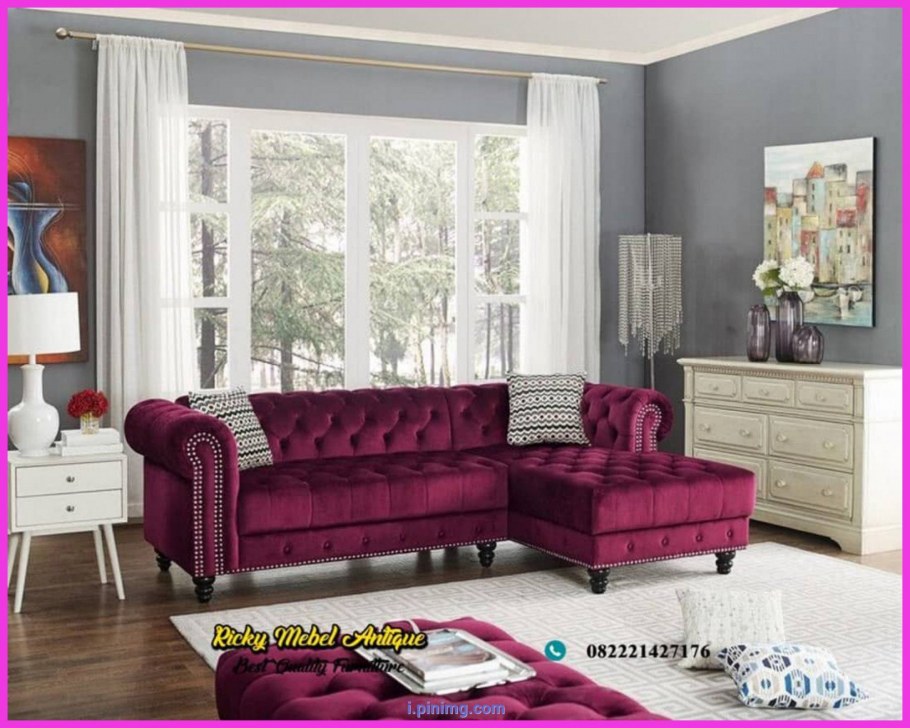 Бордовый диван в интерьере гостиной