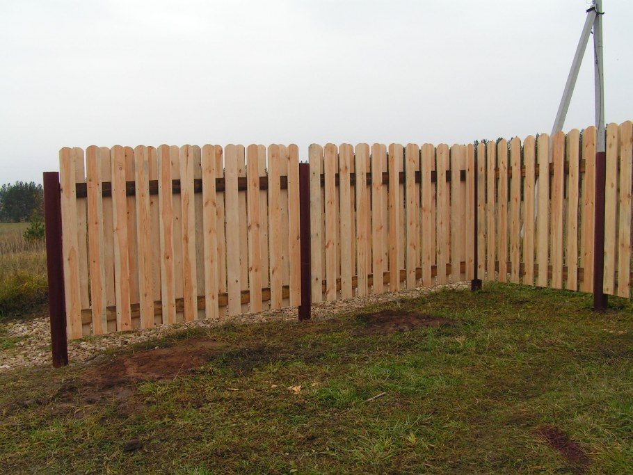 Забор из досок вертикальный